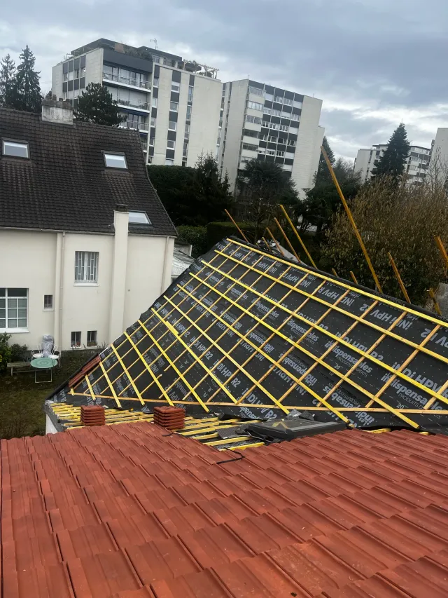Couvreur travaillant sur une toiture à Rouen