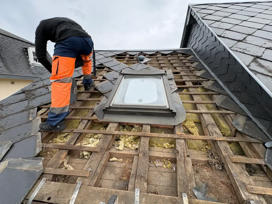 Charpente rénovée et ardoise reposée autour d'un velux par un couvreur à Rouen (avant travaux)