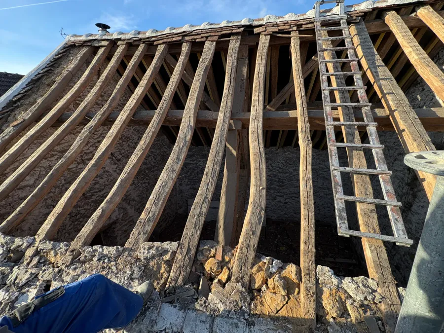 Charpente en bois inspectée et reprise par un couvreur à Rouen avant remise en toiture (avant travaux)