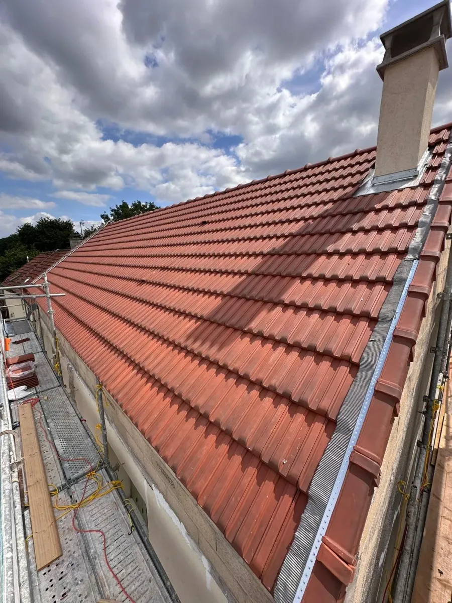 Toiture en tuiles neuves posée par un couvreur à Rouen, vue aérienne (après travaux)