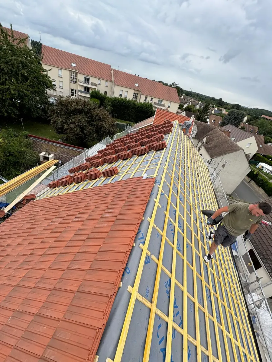 Toiture en tuiles neuves posée par un couvreur à Rouen, vue aérienne (avant travaux)