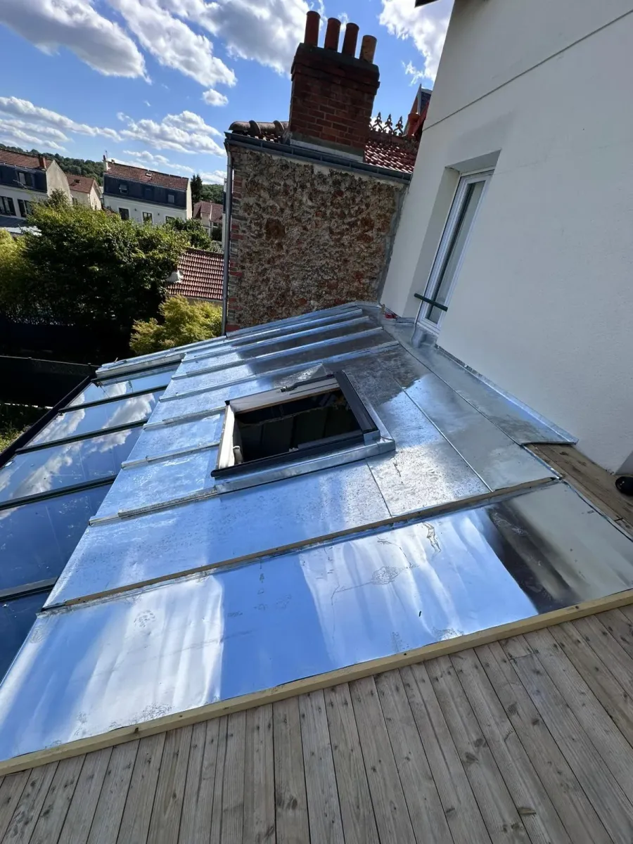 Toiture en zinc rénovée par un couvreur à Rouen (après travaux)