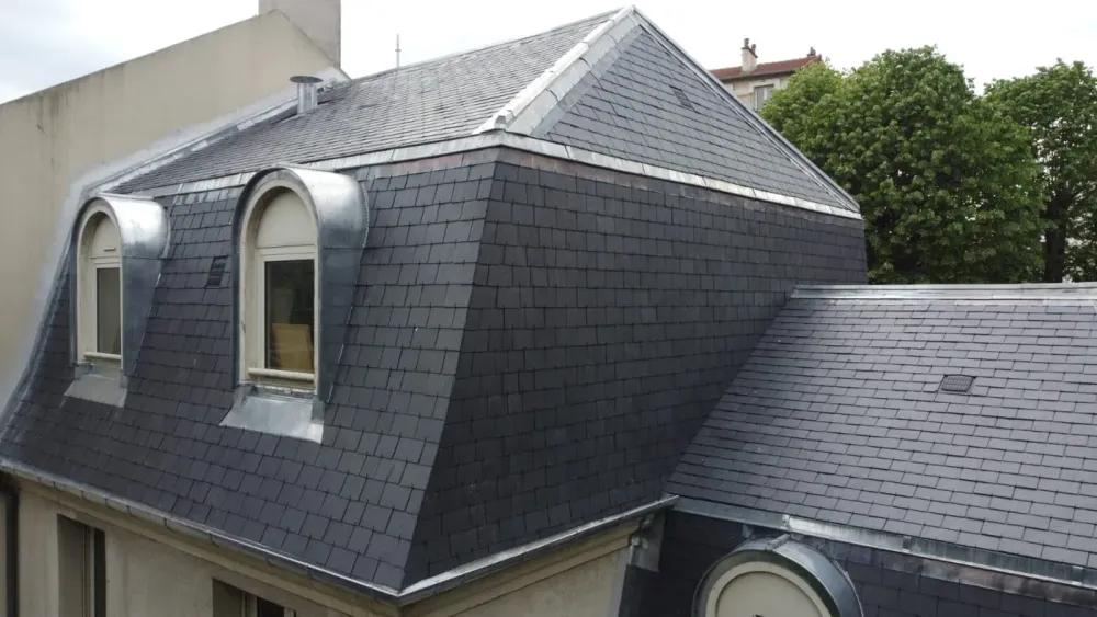 Toiture en ardoise rénovée par un couvreur à Rouen